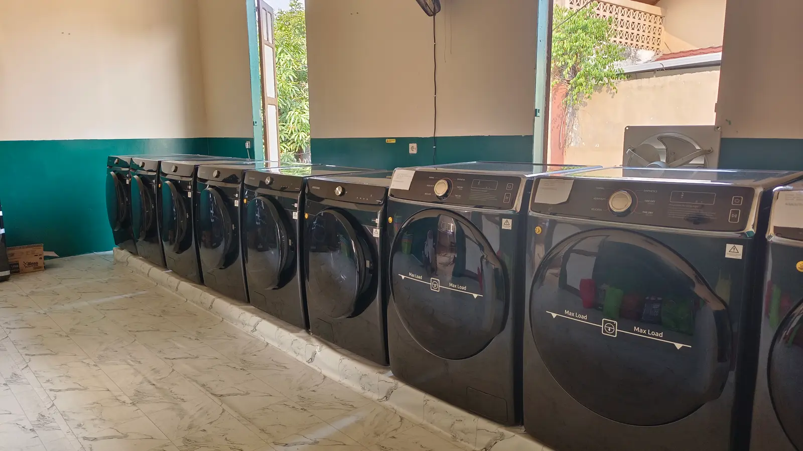 Deretan mesin cuci Samsung di outlet Laundry Banua Berkah