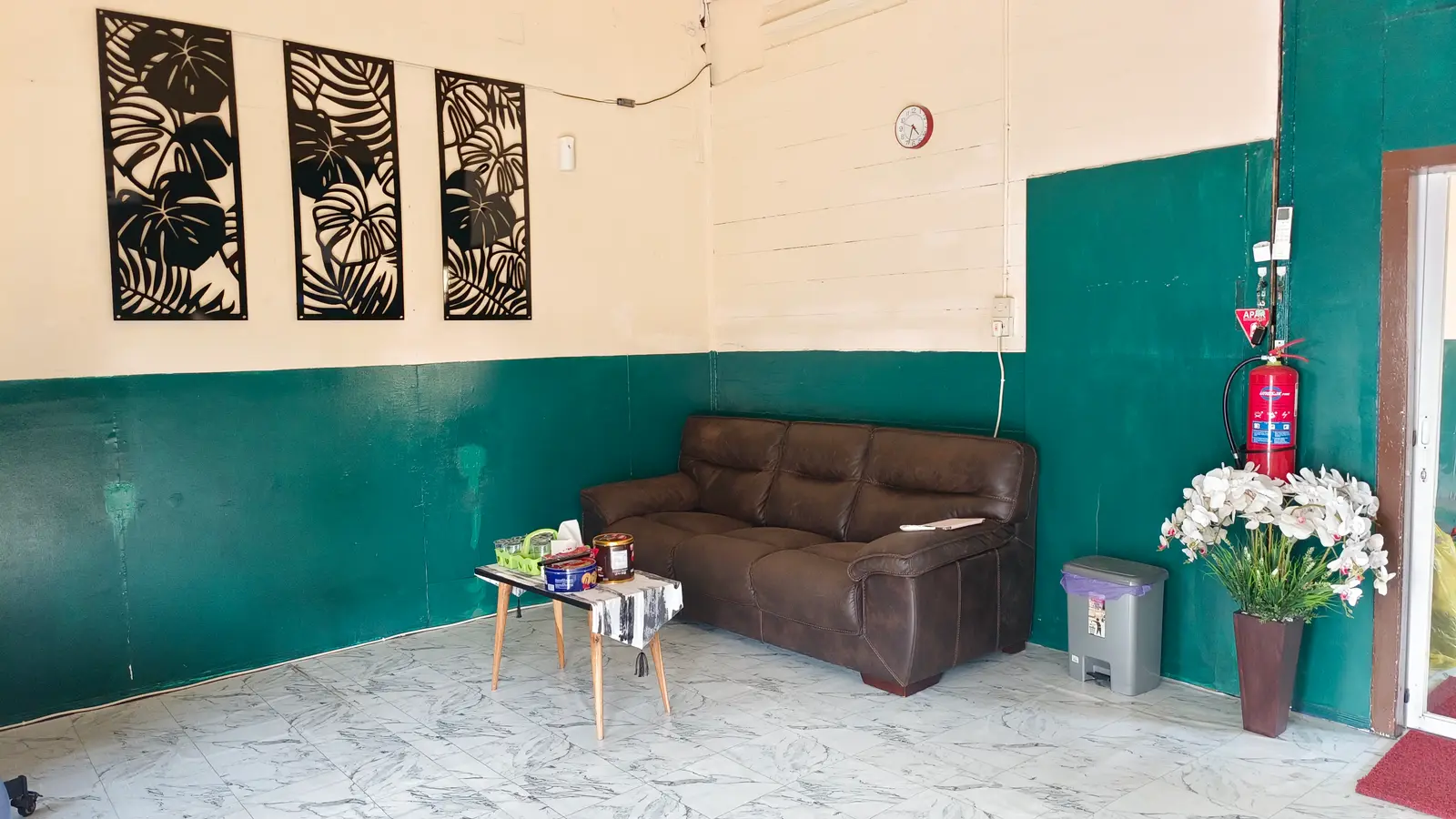 Sofa kulit di sudut ruang tunggu